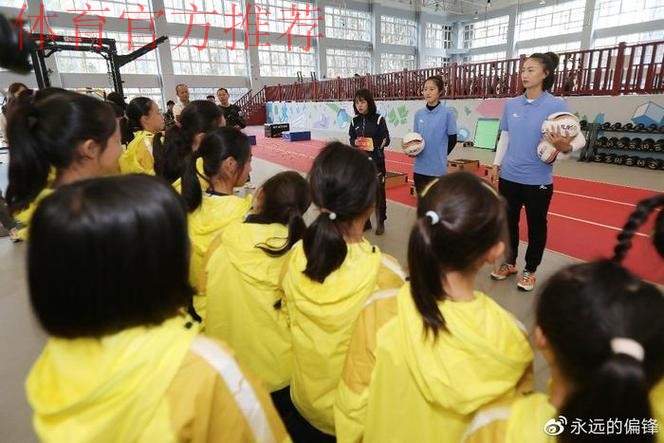 与球星亲密互动,让女孩爱上女超——海埂“耀·探营”释放女足魅力 与球星亲密互动,让女孩爱上女超——海埂“耀·探营”释放女足魅力